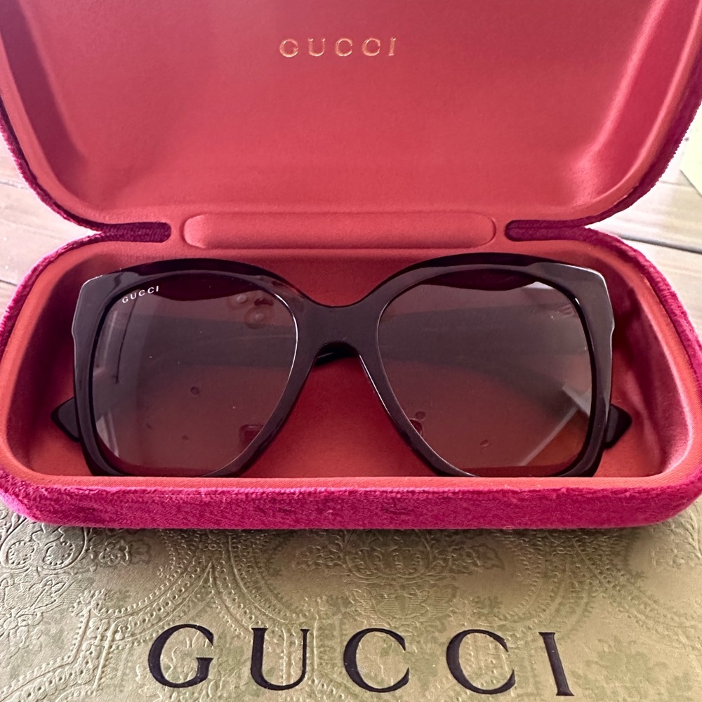 Authentic Gucci Tortoiseshell Frame Sunglasses wi… - image 1